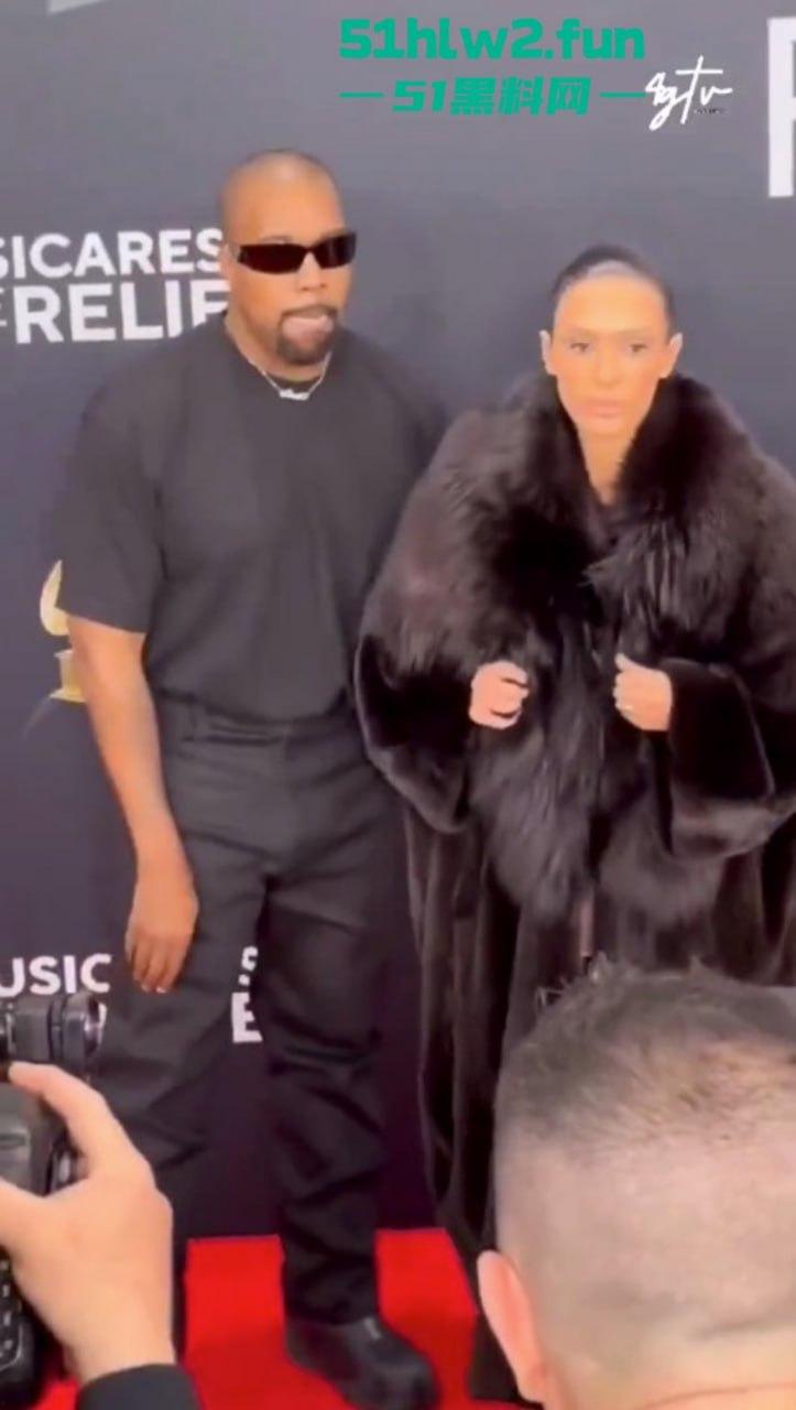 侃爷娇妻真空亮相格莱美红毯,公然上演户外露出全场惊呆!这尺度连镜头都不敢眨眼。-6