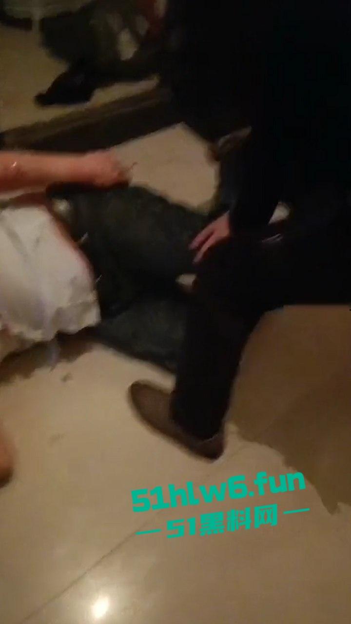 四川达州狗男女出轨抓奸在床，秃头奸夫被对方老公暴打出血躺地喊妈。-5