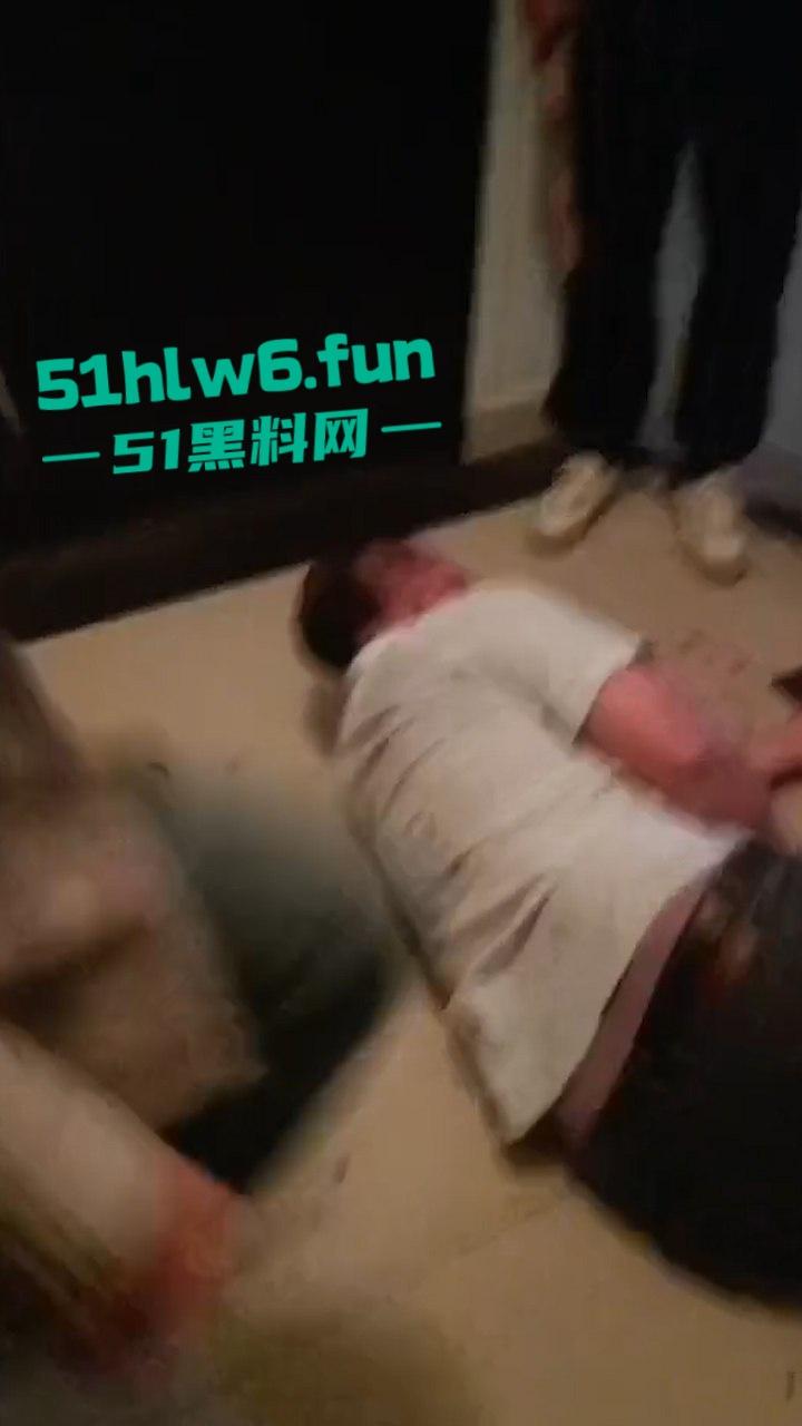 四川达州狗男女出轨抓奸在床，秃头奸夫被对方老公暴打出血躺地喊妈。-8