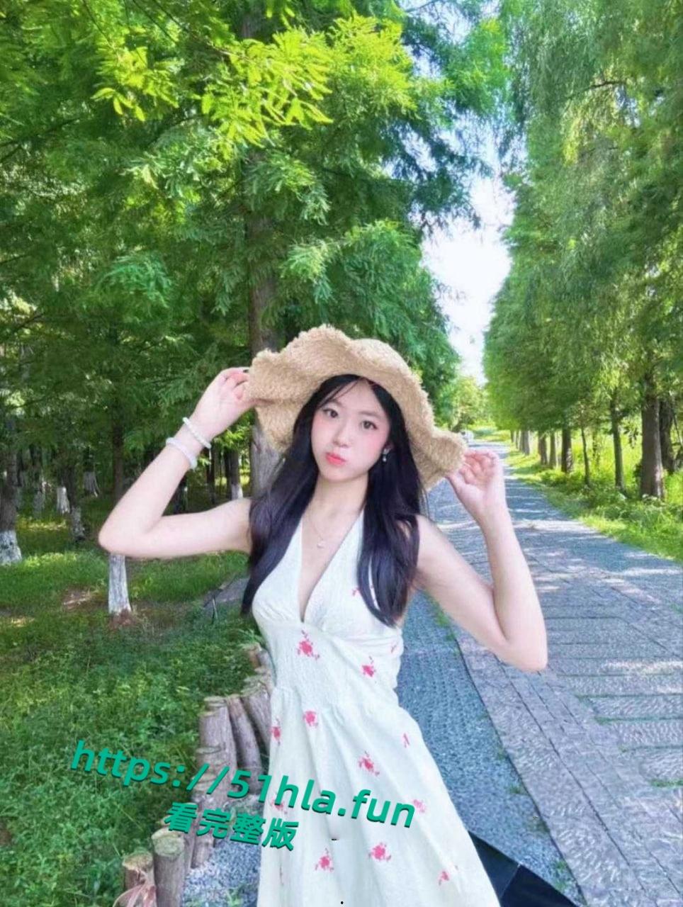 网友爆料,马德里华二代【张静】她爸妈为了拉投资,出卖自己亲生女儿拱手送给别人上床,不明觉厉!-1