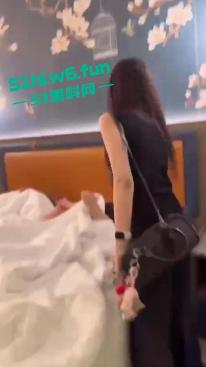 湾湾捉奸现场,台妹的性格是真好把男友和闺蜜捉奸在床,这样高颜值的闺蜜是真的太危险。-2