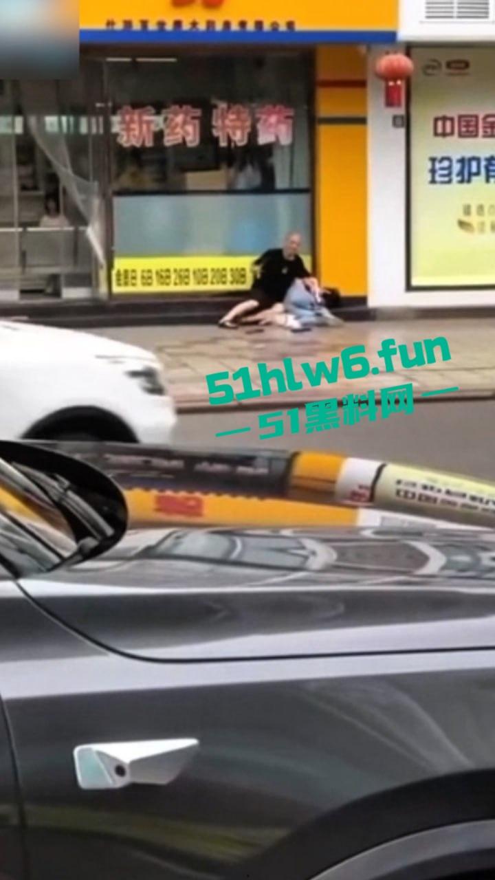 四川德阳什邡小广场,恶意杀人恶性事件两人是夫妻,据说因妻子出轨男子持刀直接杀妻。-1