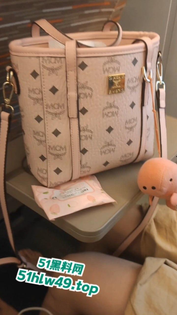 瓜友分享调教自己女友,高铁上调教女友吃鸡巴大胆在车上露出,有这么乖巧听话的骚母狗真是羡慕。-9