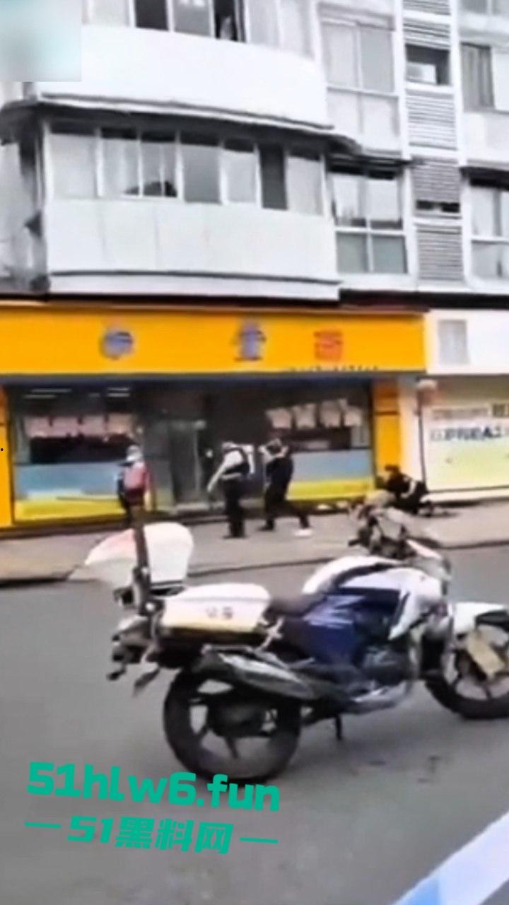 四川德阳什邡小广场,恶意杀人恶性事件两人是夫妻,据说因妻子出轨男子持刀直接杀妻。-6