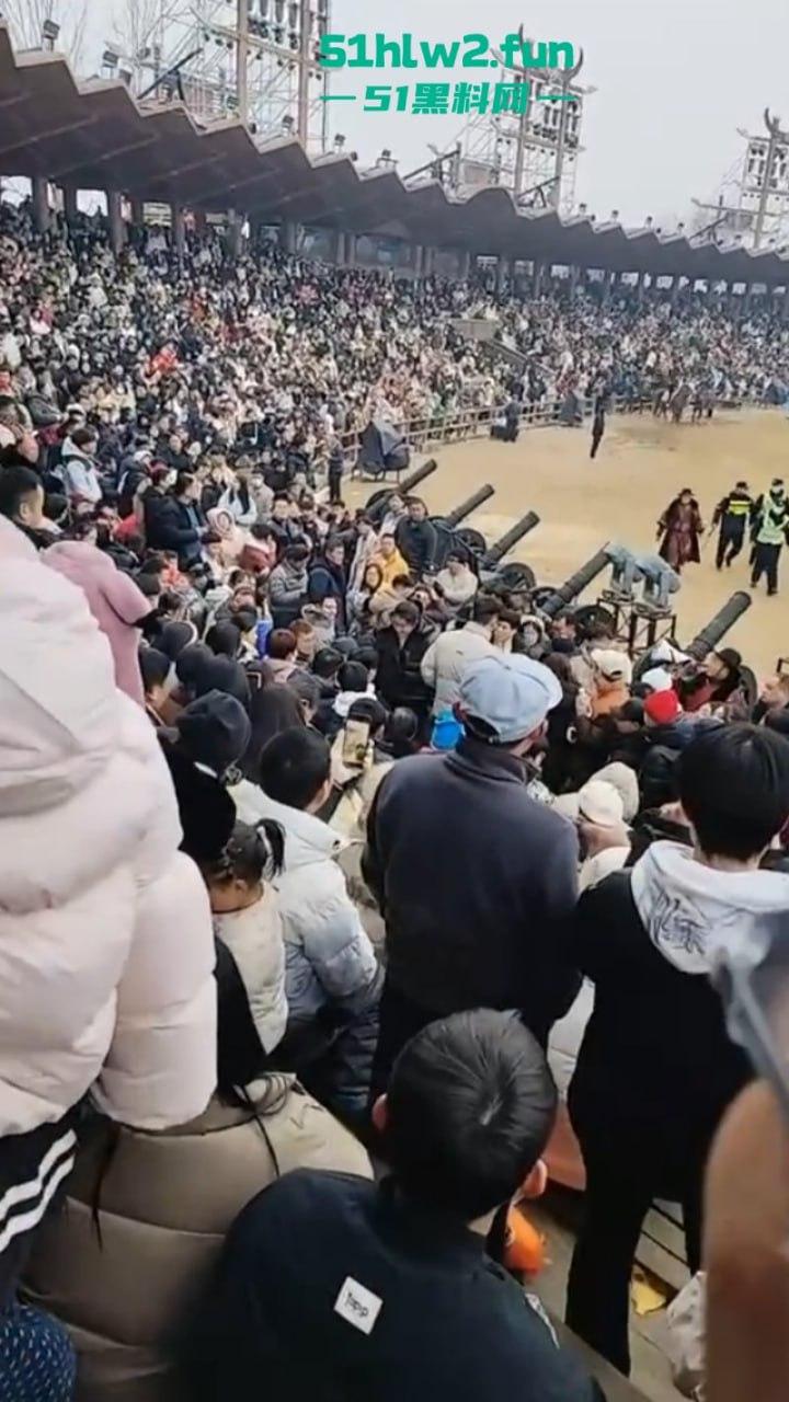 过年出游成风气,路见不平先插队!河南景区多次发生打架事件激烈打斗场面比表演还好看。-2