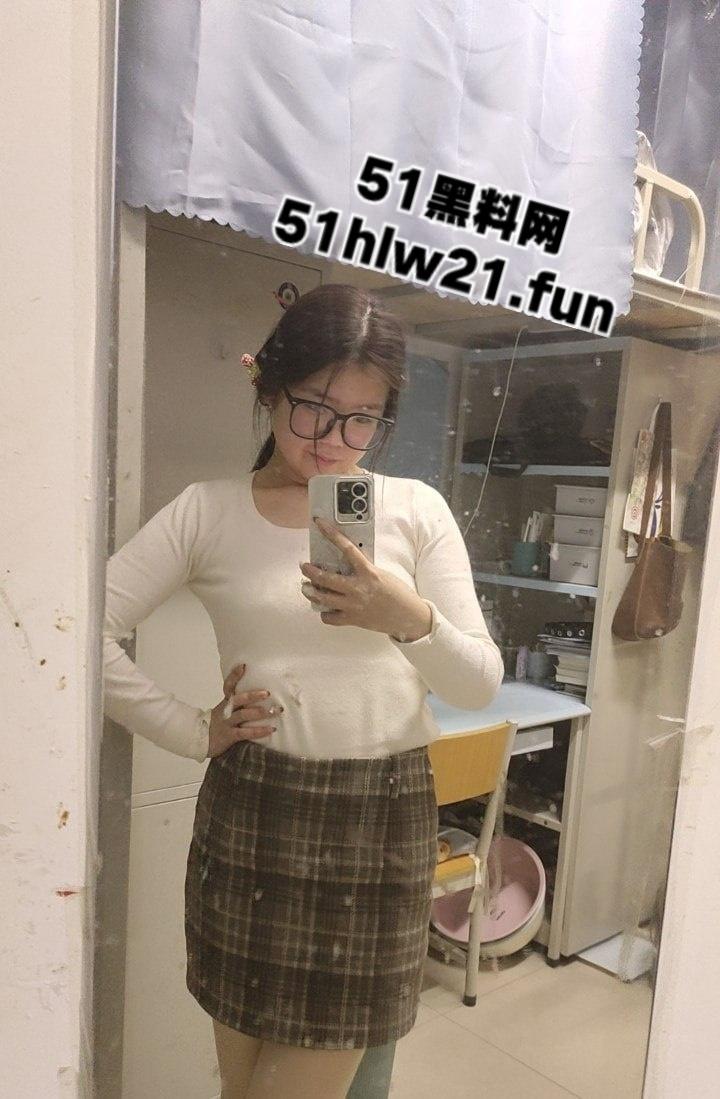 洛阳师范学院【王钦辉】在男友面前清纯如雪,在外面却骚如母狗经常约炮。-3