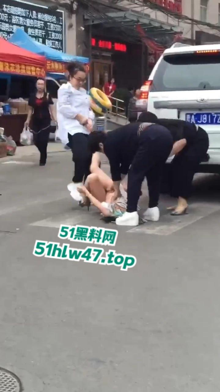 陕西太原抓小三现场,大妈带着三位姐妹当街抓小三,大街上边打边脱不得不说小三身材的确很赞。-1