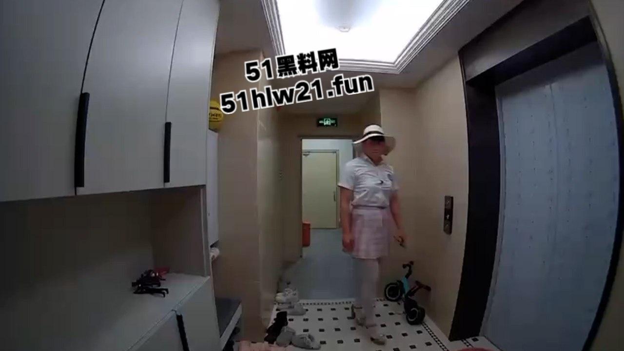 变态男,穿女装尾随女孩回家,在其家门口穿着丝袜摸奶蹭地,打飞机真是辣眼睛。-1