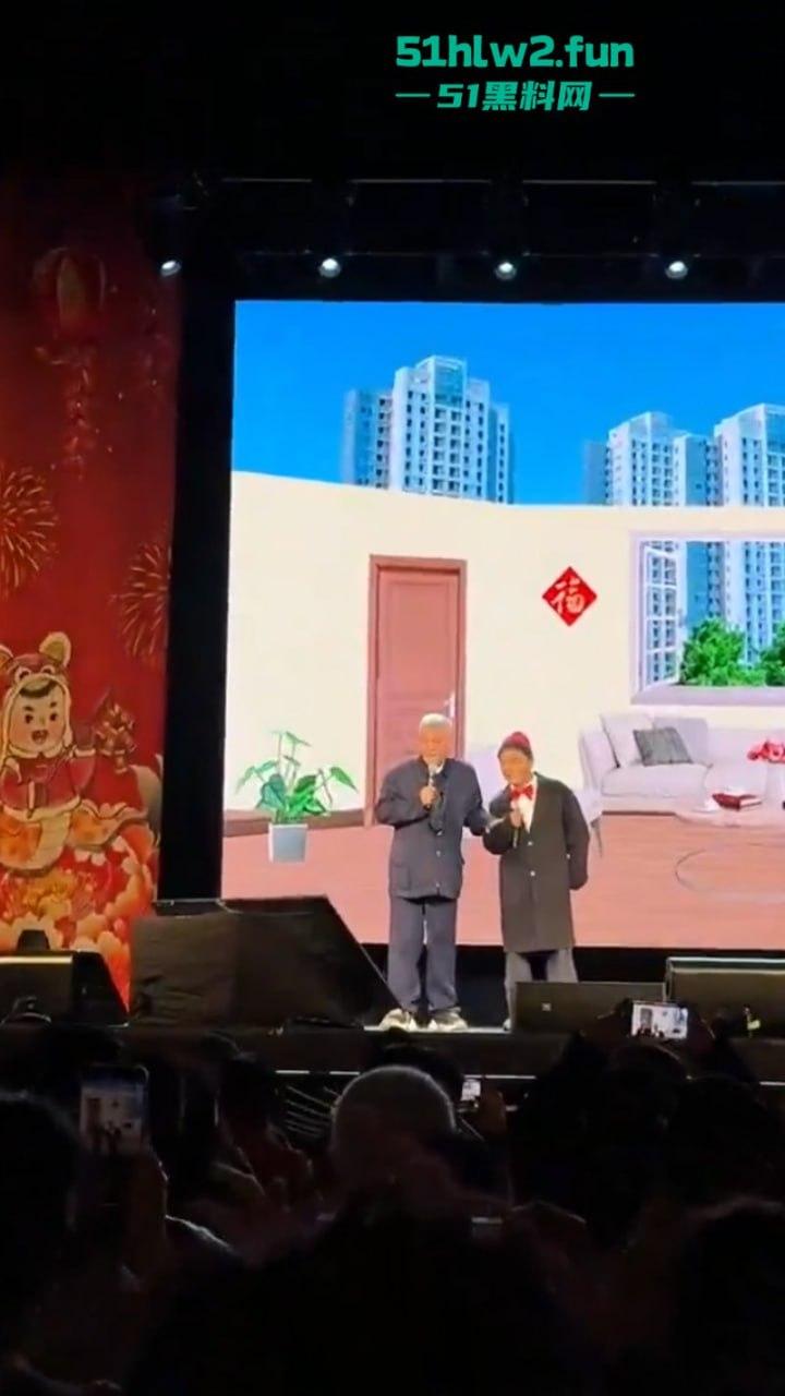 赵本山全球巡回演出在纽约开启第1站，场面宏大人流爆满果然是喜剧之父这影响力杠杠的。-5