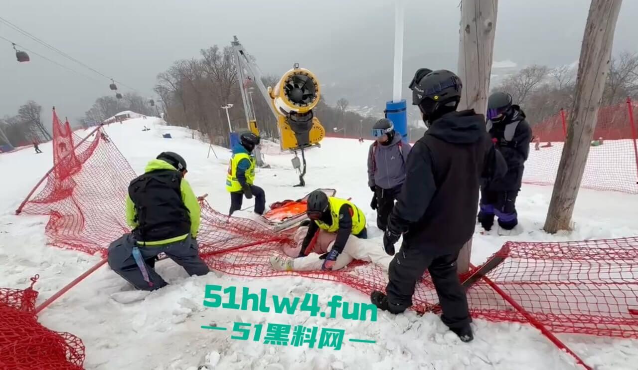 北大湖滑雪场新手滑雪妹,误入中高级滑道滑雪,不慎摔飞被撞到变形断腿场面超吓人。-5