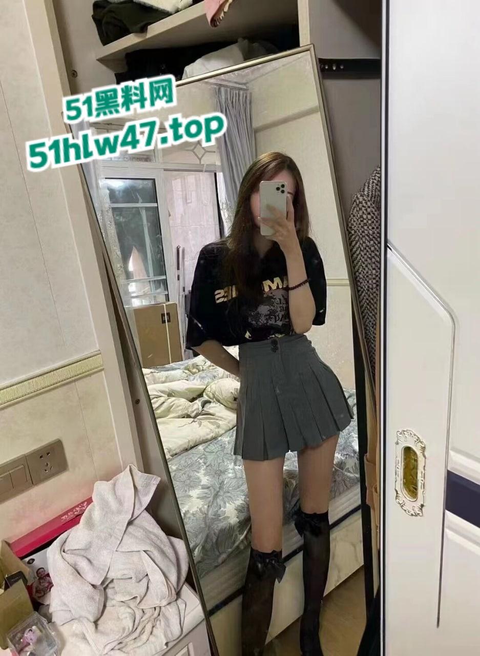 高颜值女大学生【薛翊宁】顶级身材反差女神,美腿修长诱人性爱图影泄密流出。-8