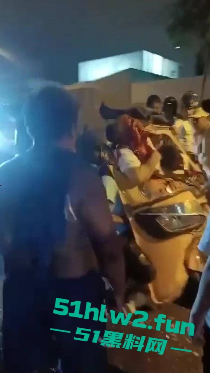 老头乐车祸现场因超速追尾,老头被当场甩出满脸是血,这回老头乐坏了老头也不乐了。-7