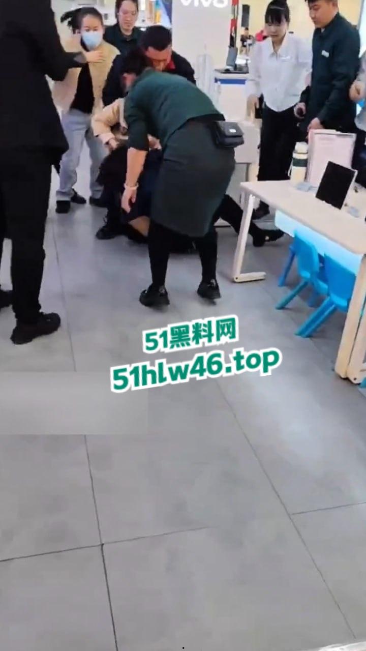 河北衡水捉奸现场,信誉楼老凤祥女店长和有钱客人发展地下恋情,原配妻子捉奸当场爆揍。-1