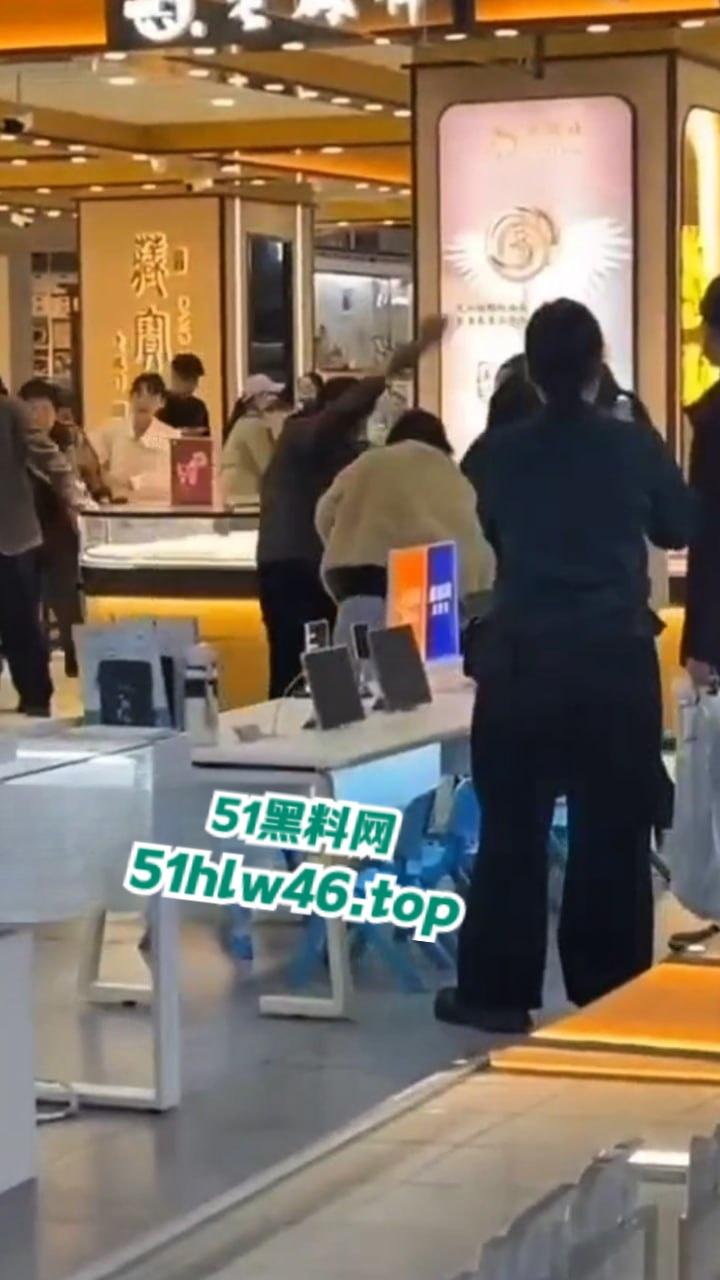 河北衡水捉奸现场,信誉楼老凤祥女店长和有钱客人发展地下恋情,原配妻子捉奸当场爆揍。-4