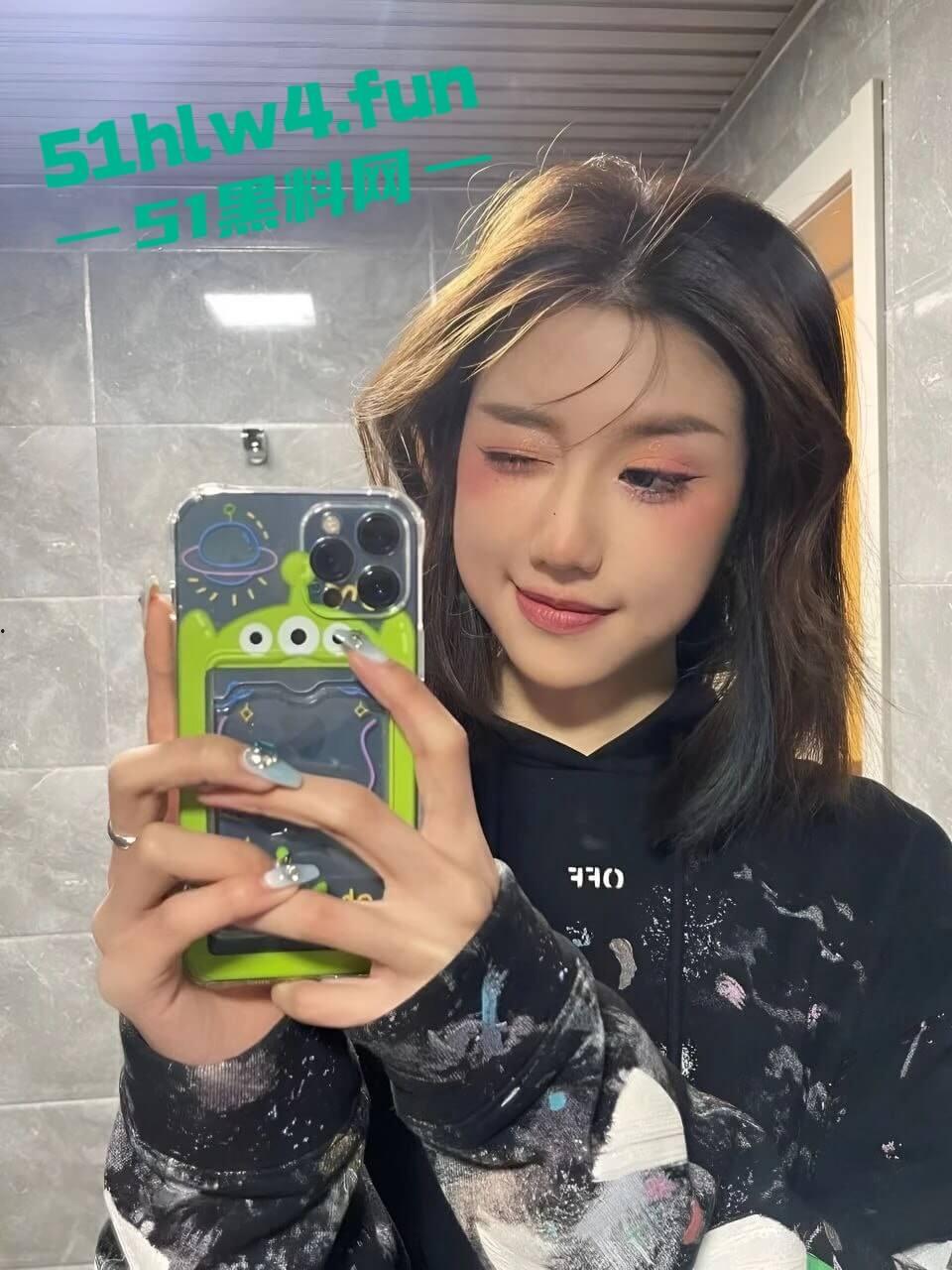 重庆大学超高颜值学妹【徐紫茵】平时看着生人勿进的样子,私下和男友性爱视频遭曝光!-3