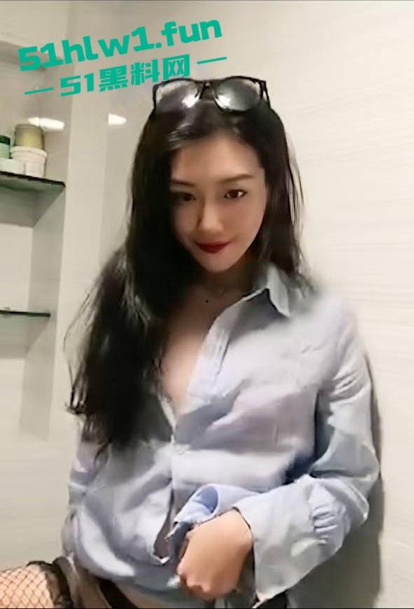 山东烟台人妻【颜馥】网上裸聊自慰极品骚货饥渴难耐用假屌狂插多毛蜜穴淫水四溅浪叫不止。-1