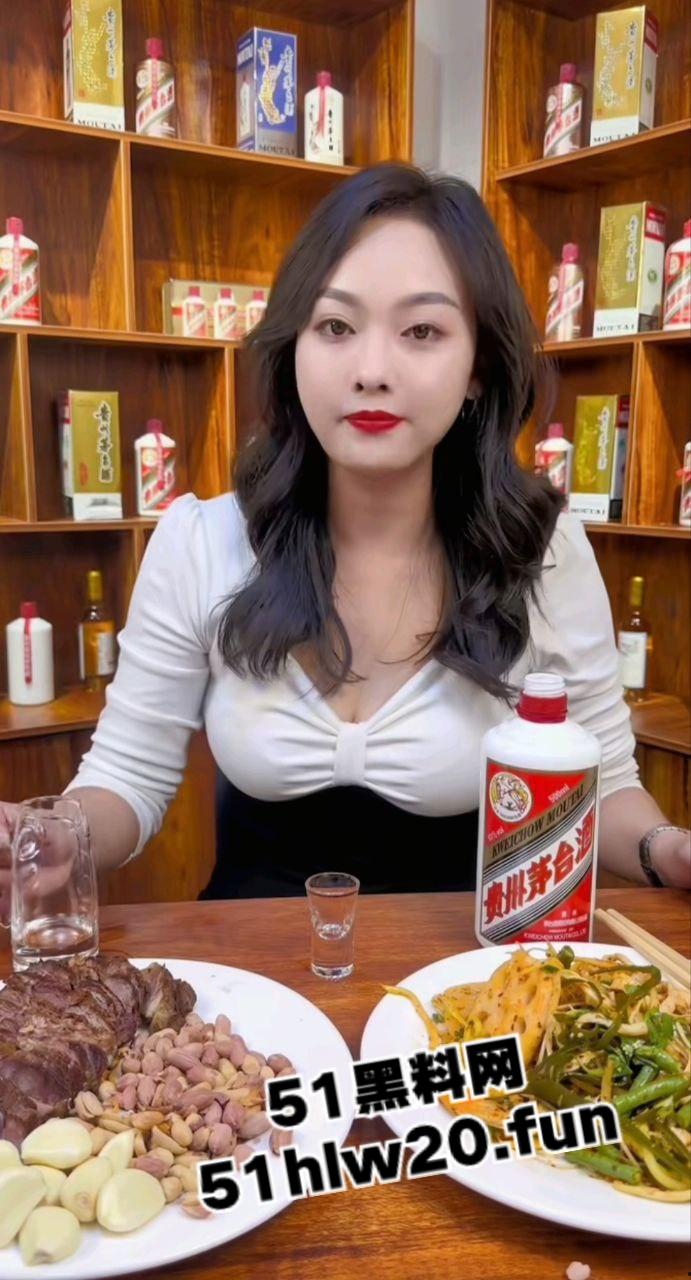 卖酒生意惨淡下海发骚赚钱,茅台专卖店老板娘闪总多角色诱惑私拍,足交自慰抠逼乱伦尺度超大。-2