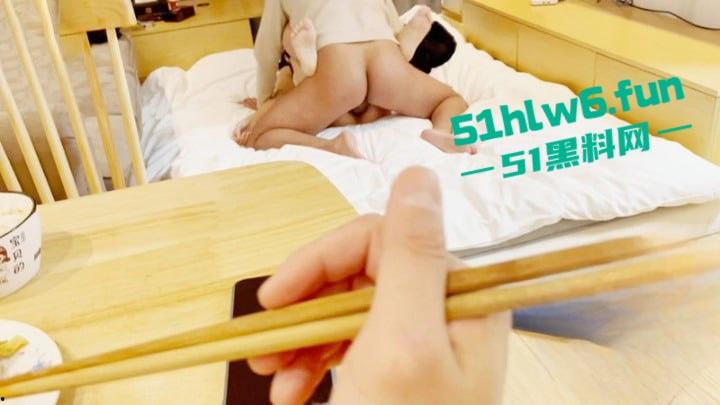 家有娇妻【8】单男是工地瓦工欲望真强,狠干老婆五次吃饭中途都被强拉去操逼。-5