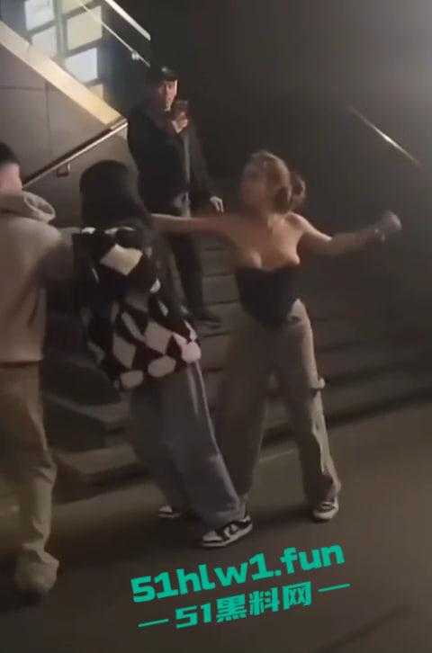 全网疯传兰桂坊MMA斗战现场画面,惊现一招制敌【龙抓手】好男不和女斗但渣男专挑女斗。-2
