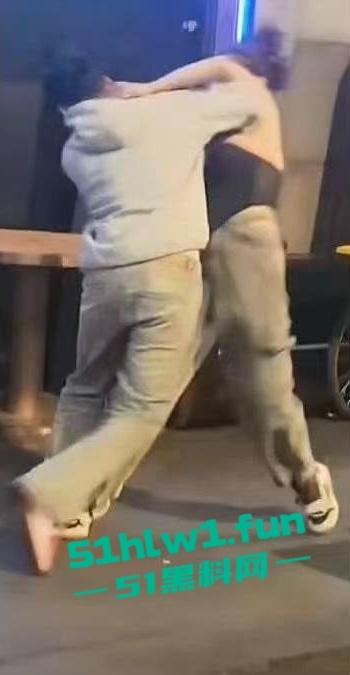 全网疯传兰桂坊MMA斗战现场画面,惊现一招制敌【龙抓手】好男不和女斗但渣男专挑女斗。-7