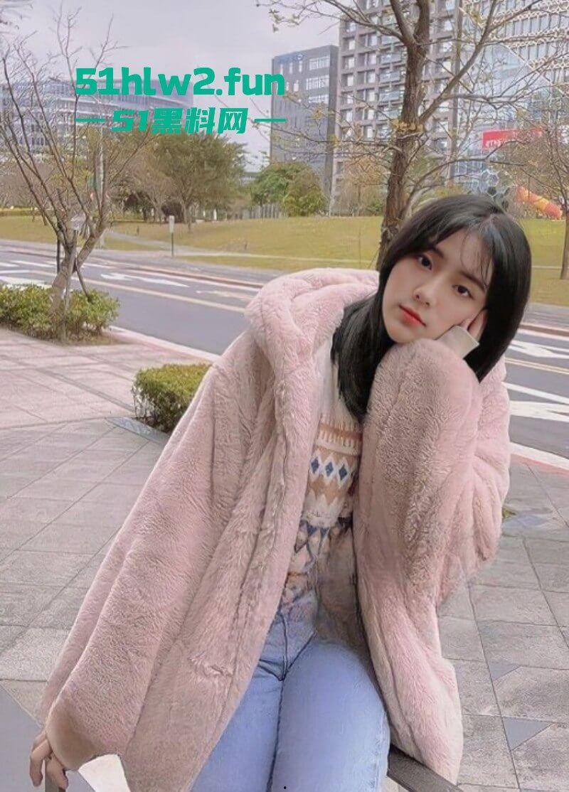 你喜欢的样子我都有,清纯颜值型女大学生送给男友的特殊开学礼物,泄欲发骚拍下视频被泄密!-2