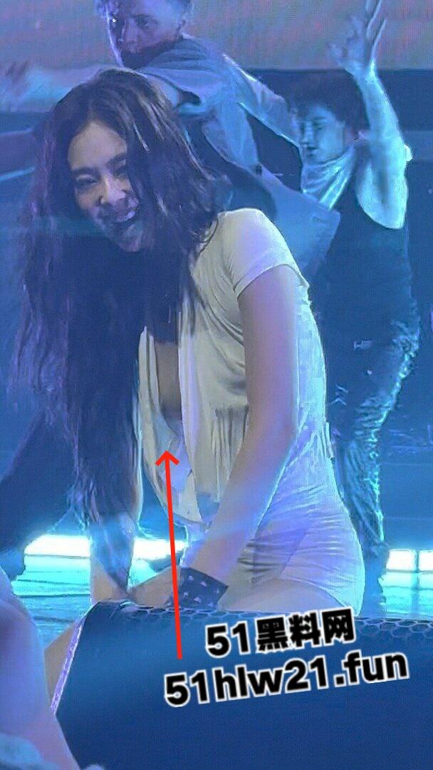 韩国女团舞台走光事件,Blackpink成员【jennie】演唱会乳头走光,这大奶子看着太诱人,这可是赤裸裸勾引财阀大佬!-2