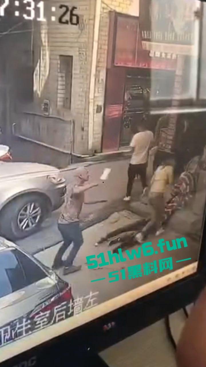 郑州男子持菜刀事件,妻子出轨被老公发现,直接拿菜刀当场砍死奸夫再追妻子狂砍。-1