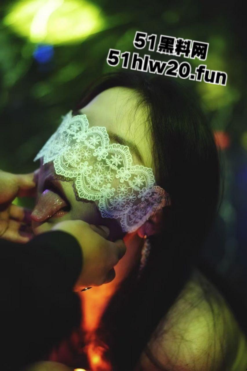 武汉地下酒吧开设SM私密服务,在场女奴免费任玩,舔脚口爆跪地发情求调教。-8