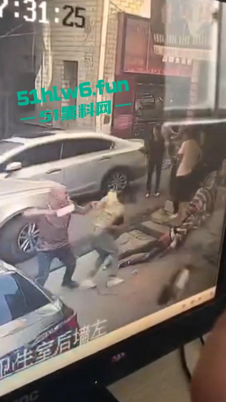 郑州男子持菜刀事件,妻子出轨被老公发现,直接拿菜刀当场砍死奸夫再追妻子狂砍。-5