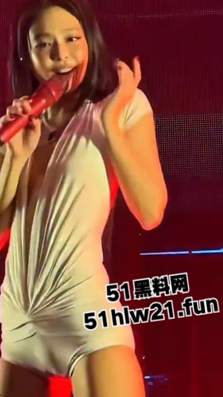 韩国女团舞台走光事件,Blackpink成员【jennie】演唱会乳头走光,这大奶子看着太诱人,这可是赤裸裸勾引财阀大佬!-11