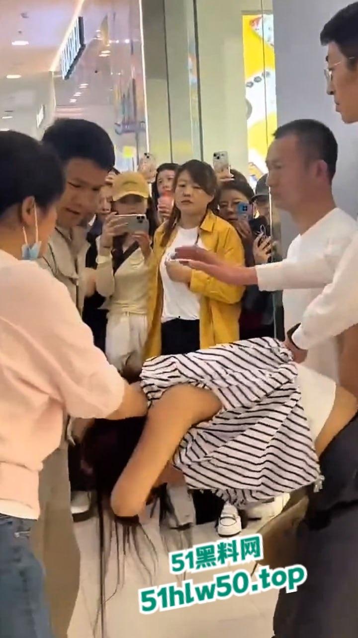 江西小三在商场被原配当场抓现行,上来直接拽头发踹下体,怒扇老婆情夫惹众人围观。-4