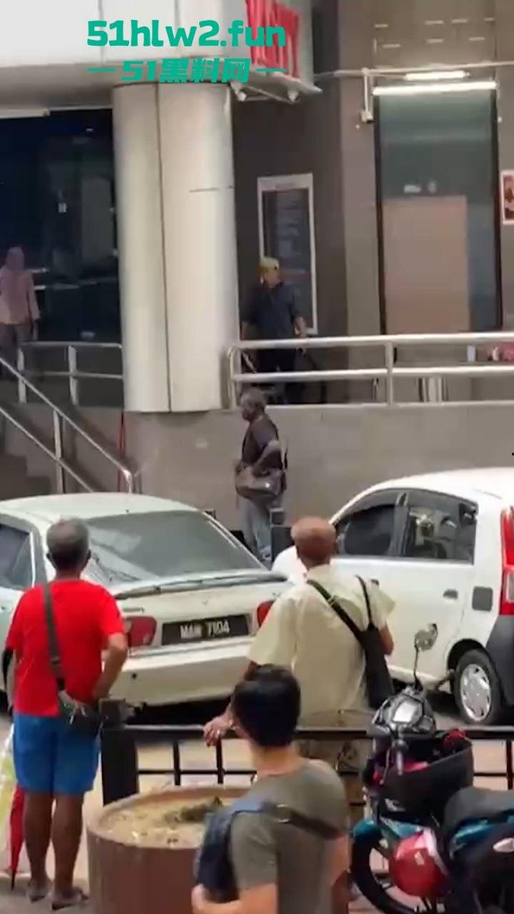 马来西亚男子酗酒吸毒恶魔buff叠满,致精神紊乱当街砍人,刺激的现场视频流出。-3