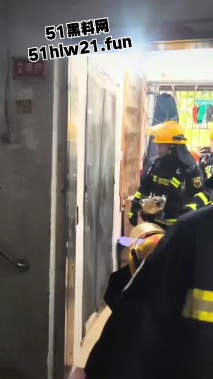 奇葩消防队捉奸行动,邻居听楼下有女人喊救命,果断报警119消防员破门而入,竟是两人做爱女人被操爽了。-6