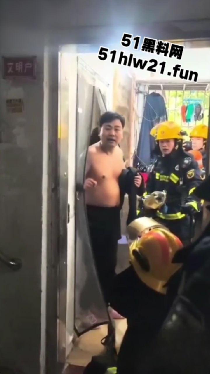 奇葩消防队捉奸行动,邻居听楼下有女人喊救命,果断报警119消防员破门而入,竟是两人做爱女人被操爽了。-7