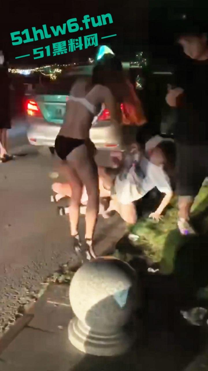 广州夜店女斗殴现场,俩长腿妹爆揍少妇只穿胸罩内裤看着可真养眼啊,这样的战斗可太爱看了。-5