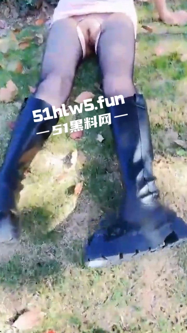 家有娇妻【2】带骚老婆逛景区玩刺激,偶遇单独路人献妻给操满足我的绿帽愿望。-1