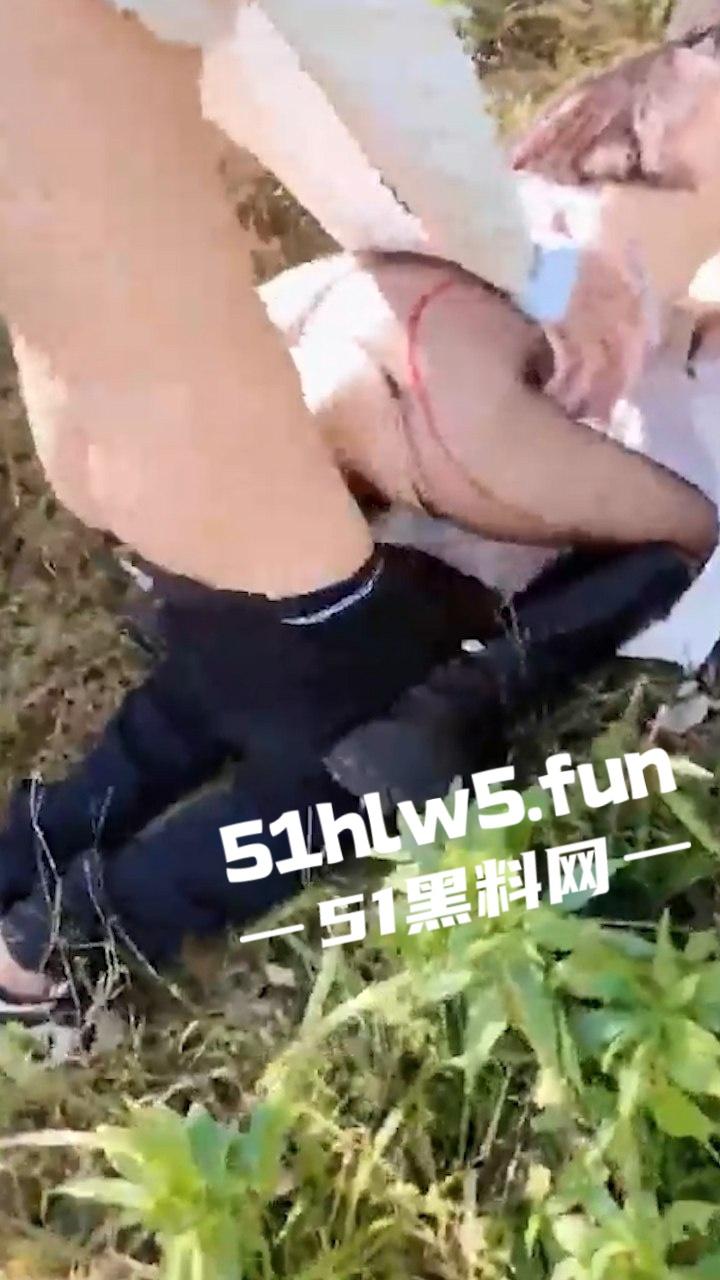 家有娇妻【2】带骚老婆逛景区玩刺激,偶遇单独路人献妻给操满足我的绿帽愿望。-6