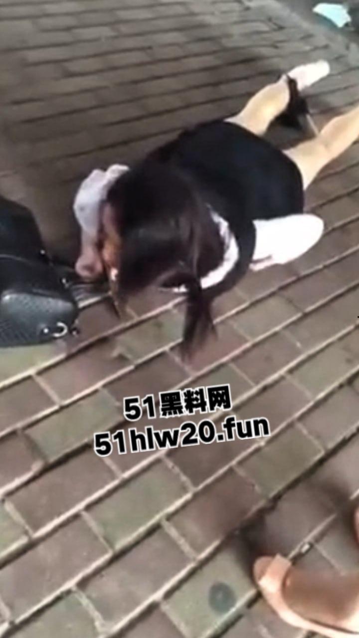 浙江街头捉奸现场,女子带家里弟弟和哥哥一起围堵小三当街扒光殴打,目前打人者已经被刑拘。-2