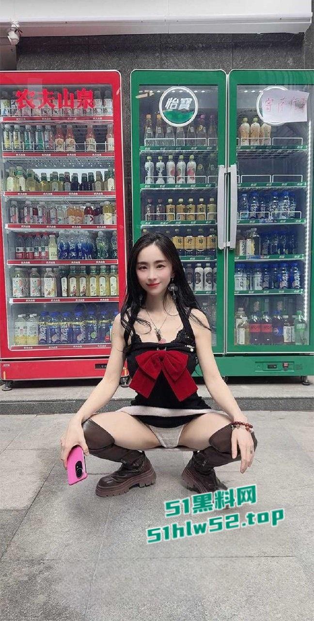 推特网红【西安大表姐】最新露出合集,餐厅商场天桥肆意露出狂欢自慰,淫荡表情反差到极致!-6