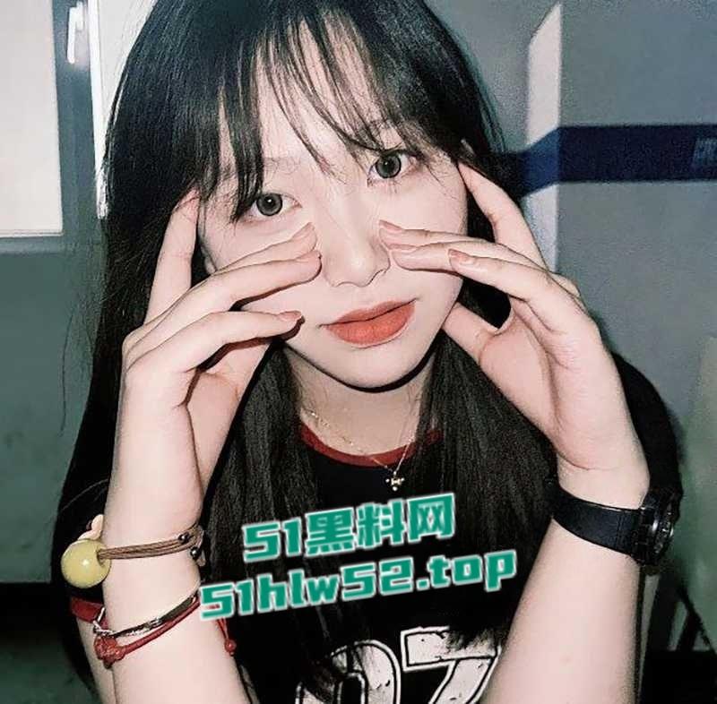 清华美院母狗【倪小轶】表面可爱学生妹,私下却是在推特当上了骚母狗,全裸真空军训户外露出约炮被曝光!-3