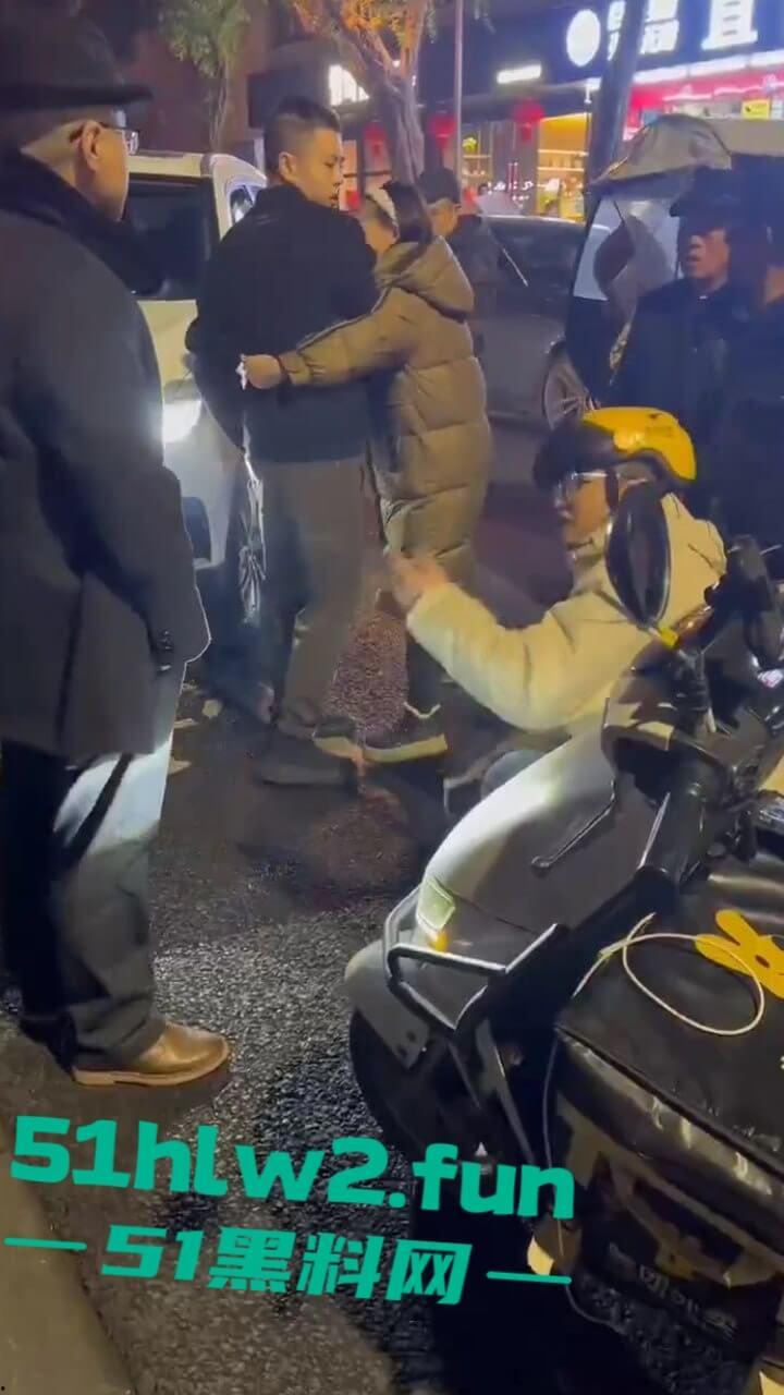 四川乐山奇葩男女,开个破吉利撞到外卖员下车辱骂对方,称自己是有钱人这逼装的能给满分。-1