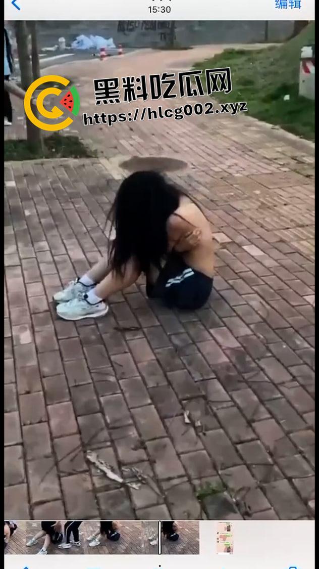 南宁良庆大道校园霸凌原版视频 围殴小女孩还把衣服全脱了 一群畜生啊-5