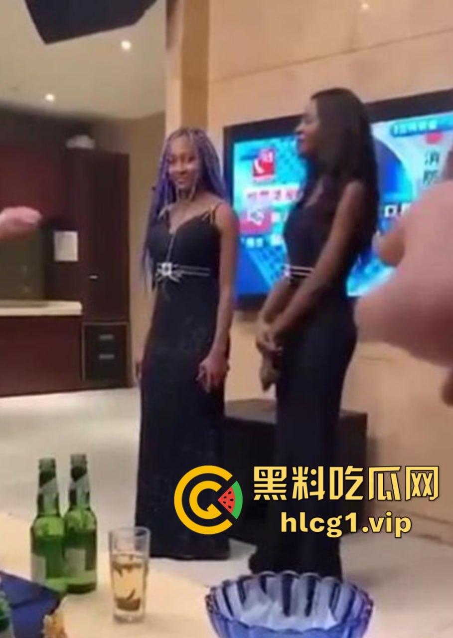 瓜友投稿大曝光!高级会所新玩法,黑妞乌鸡补身体,肌肤油光反射磨砂感惊艳瓜友!-1