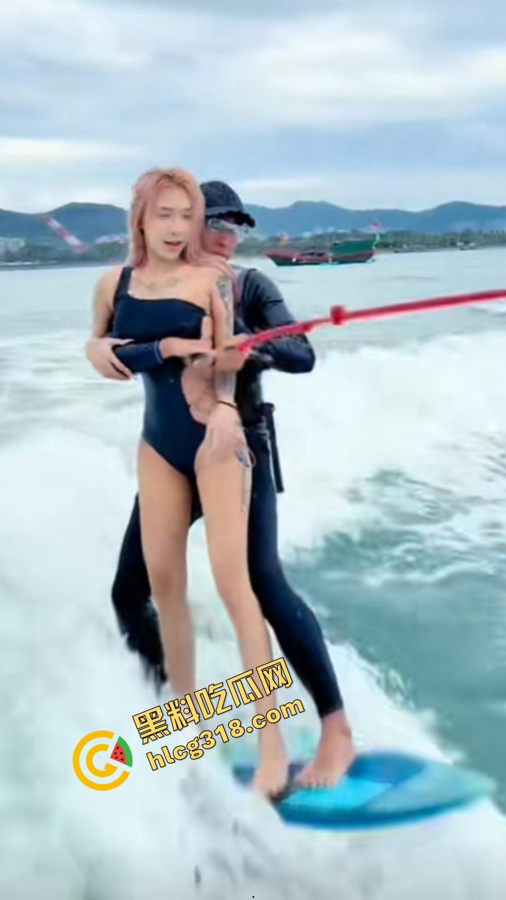 极品美女海边冲浪,比基尼裹不住大奶,教练见了直接支帐篷,裤裆顶出形状全场尴尬!-2