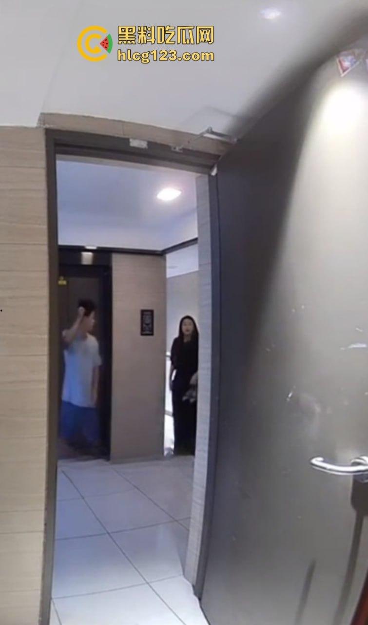 监控实拍男子偷业主女鞋 蹲楼道狂舔10分钟 变态行径被全程拍下-8