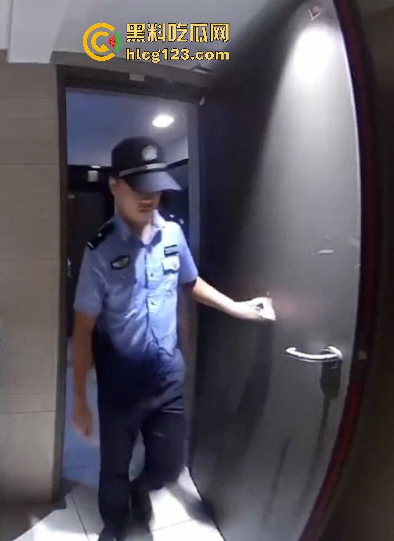 监控实拍男子偷业主女鞋 蹲楼道狂舔10分钟 变态行径被全程拍下-9