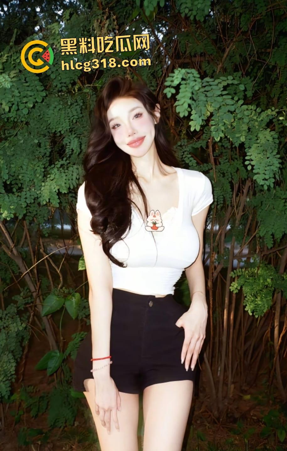 金主豪掷千金买下抖音【林娜呔】一夜情!粉丝不多奶子却够大,情趣内衣黑丝被金主后入爆操!-3