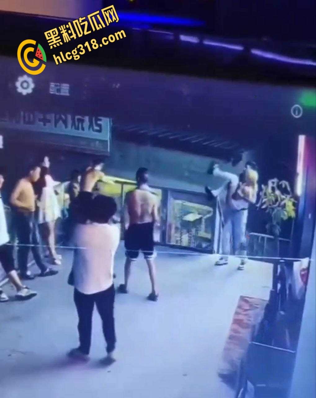 酒后男子抱起女孩体力不支,女孩还把脚勾在护栏外,最终男子失手女孩掉下去了!-1