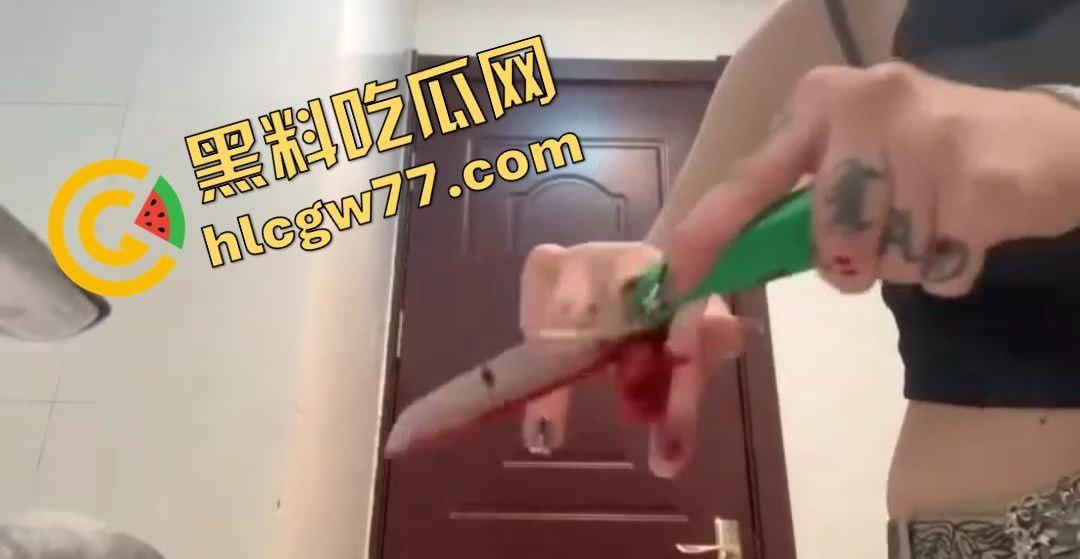 精神小妹为劈腿男友自残!闺蜜背叛,手起刀落中指断,全程一声没叫!-1