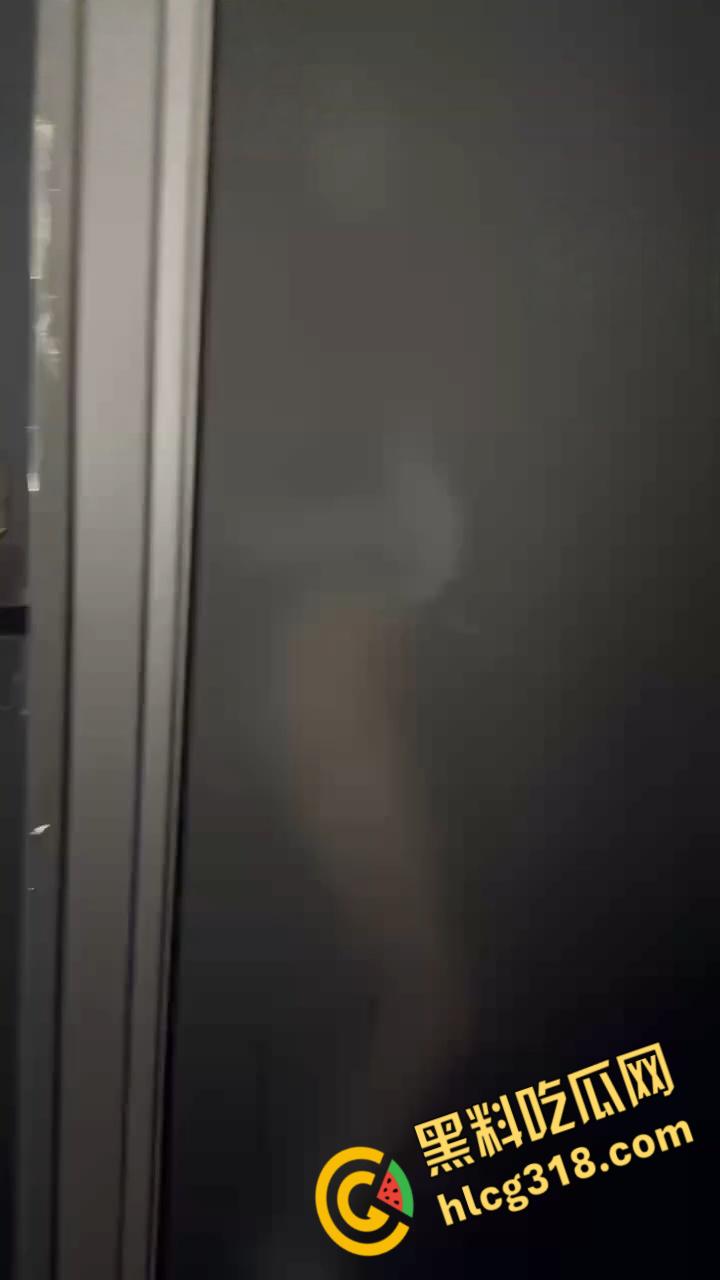 年轻人玩的就是刺激,酒吧厕所里野战,透视门映射出白嫩的酮体,做爱的轮廓有着朦胧的美感 !-1